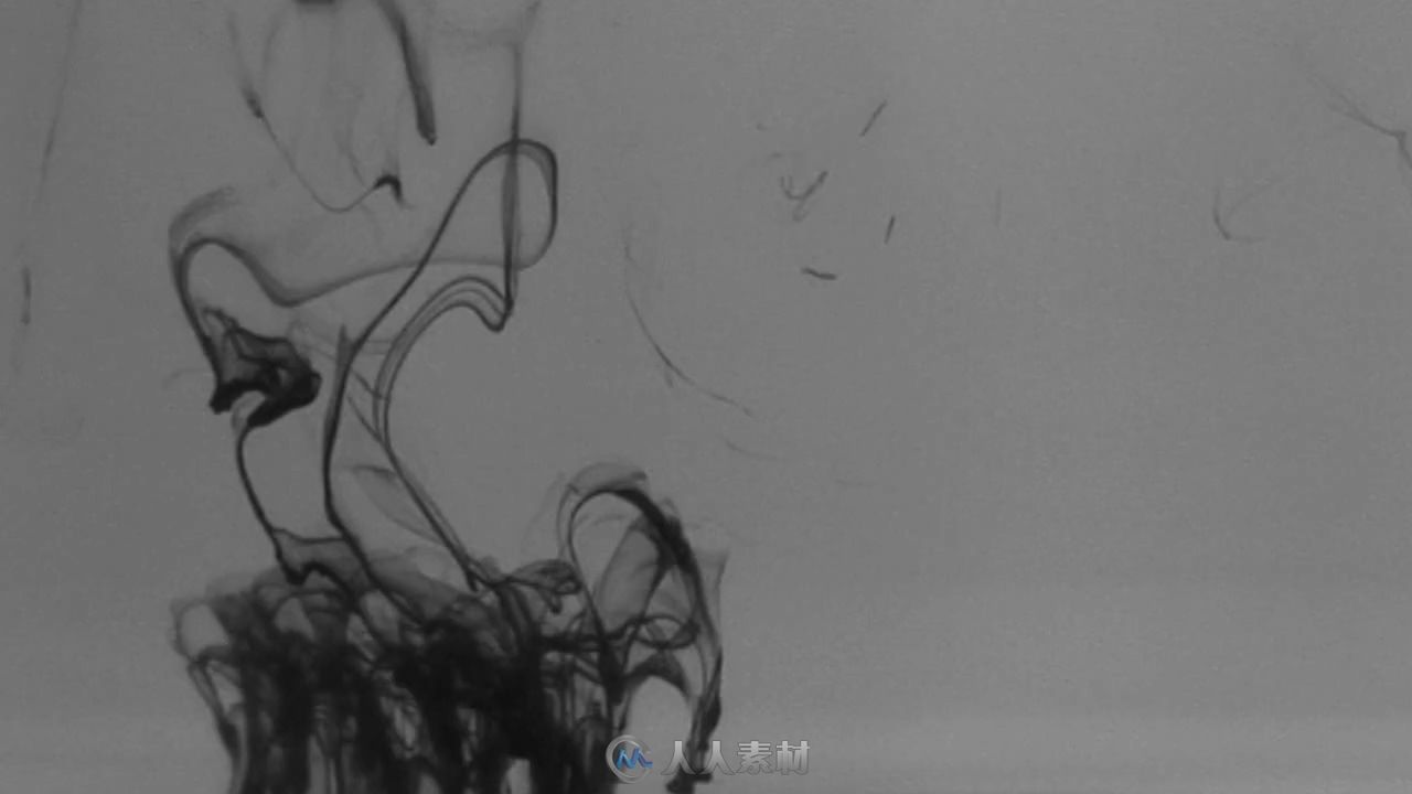 黑色墨水在水中慢慢散开实拍视频素材