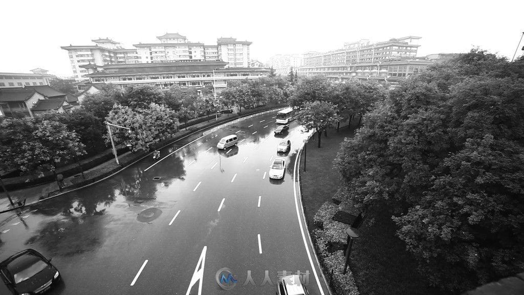 雨天城市穿梭的车辆黑白影像高清实拍视频素材