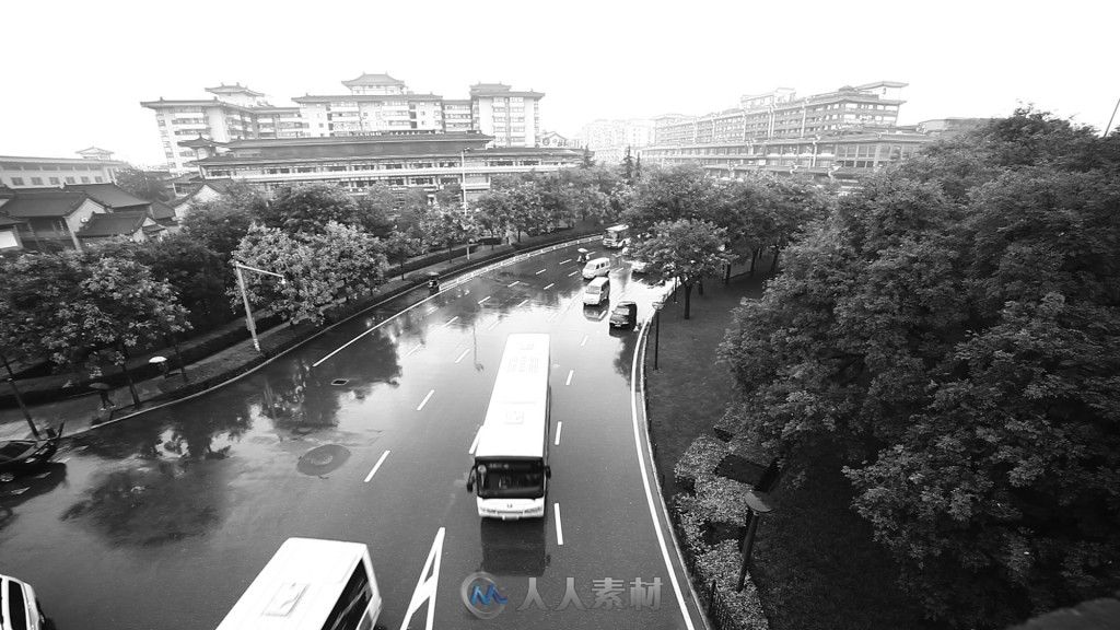 雨天城市穿梭的车辆黑白影像高清实拍视频素材