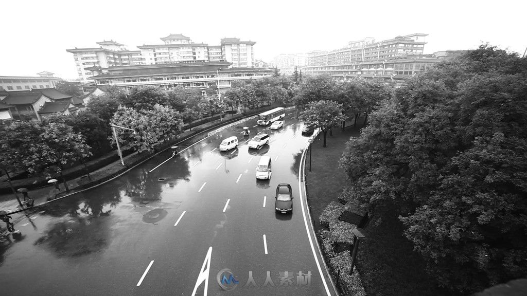 雨天城市穿梭的车辆黑白影像高清实拍视频素材