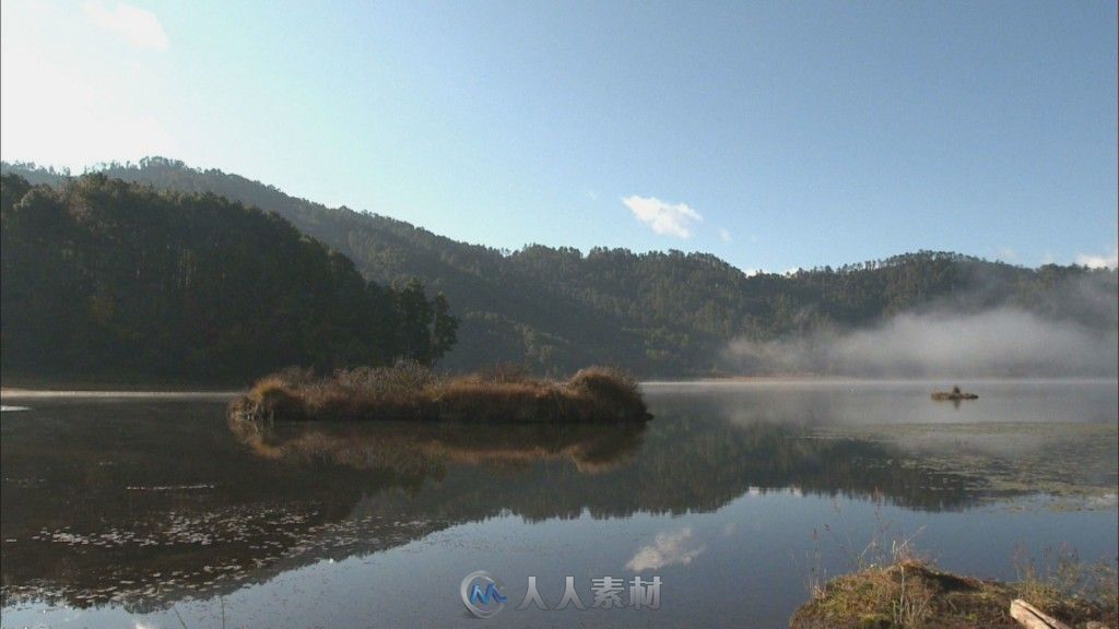 清晨湖面雾气高清实拍视频素材