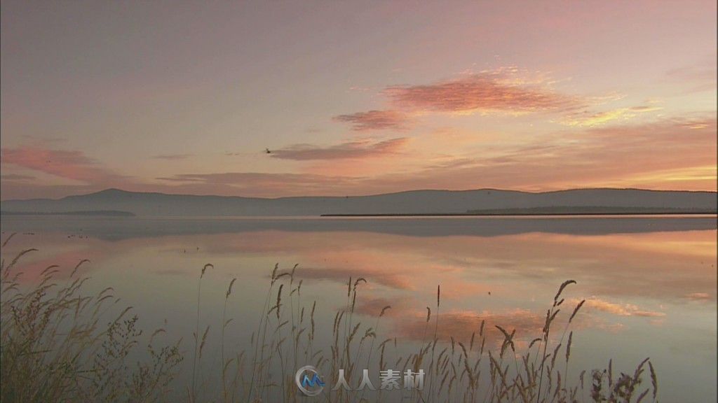 夕阳下的湖面大景高清实拍视频素材