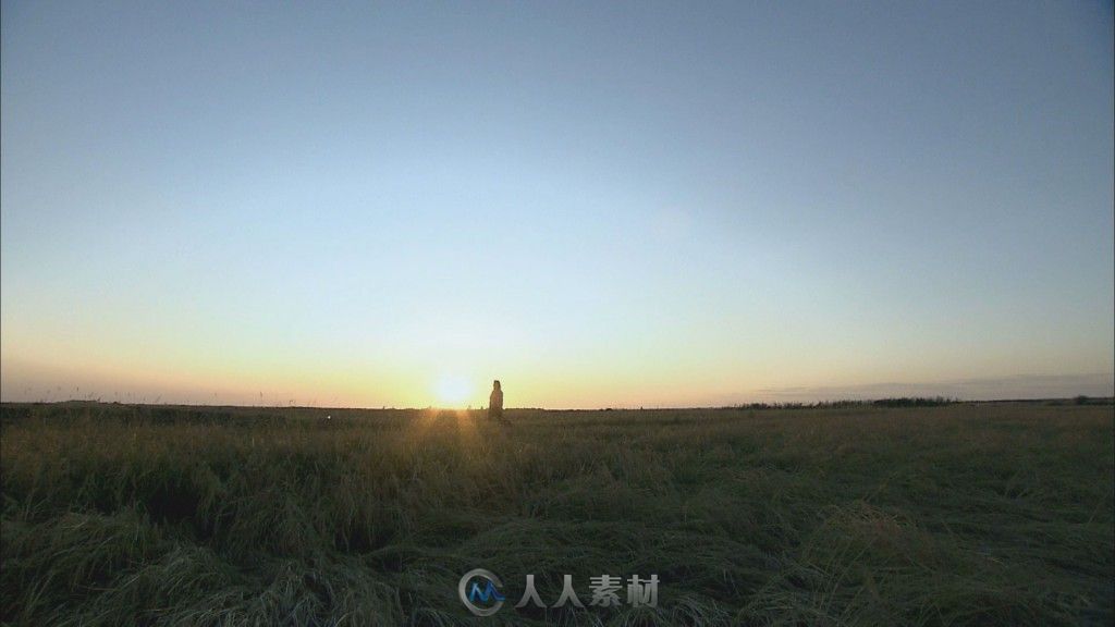 夕阳下人行走(远景、很短)高清实拍视频素材