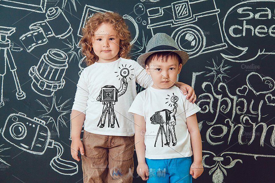 小小摄影师主题儿童照展示PSD模板Little Photographers T-Shirt Mock-Up