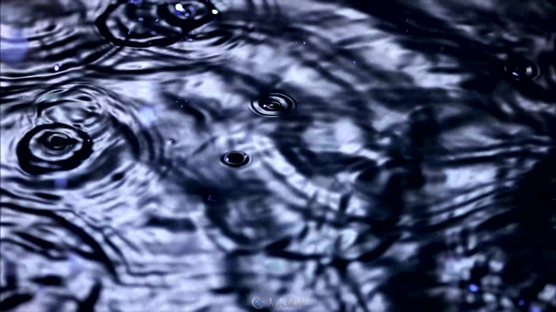 雨水落下拍打在水面泛起涟漪视频素材