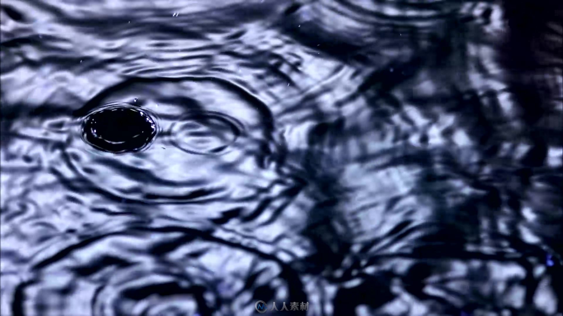 雨水落下拍打在水面泛起涟漪视频素材