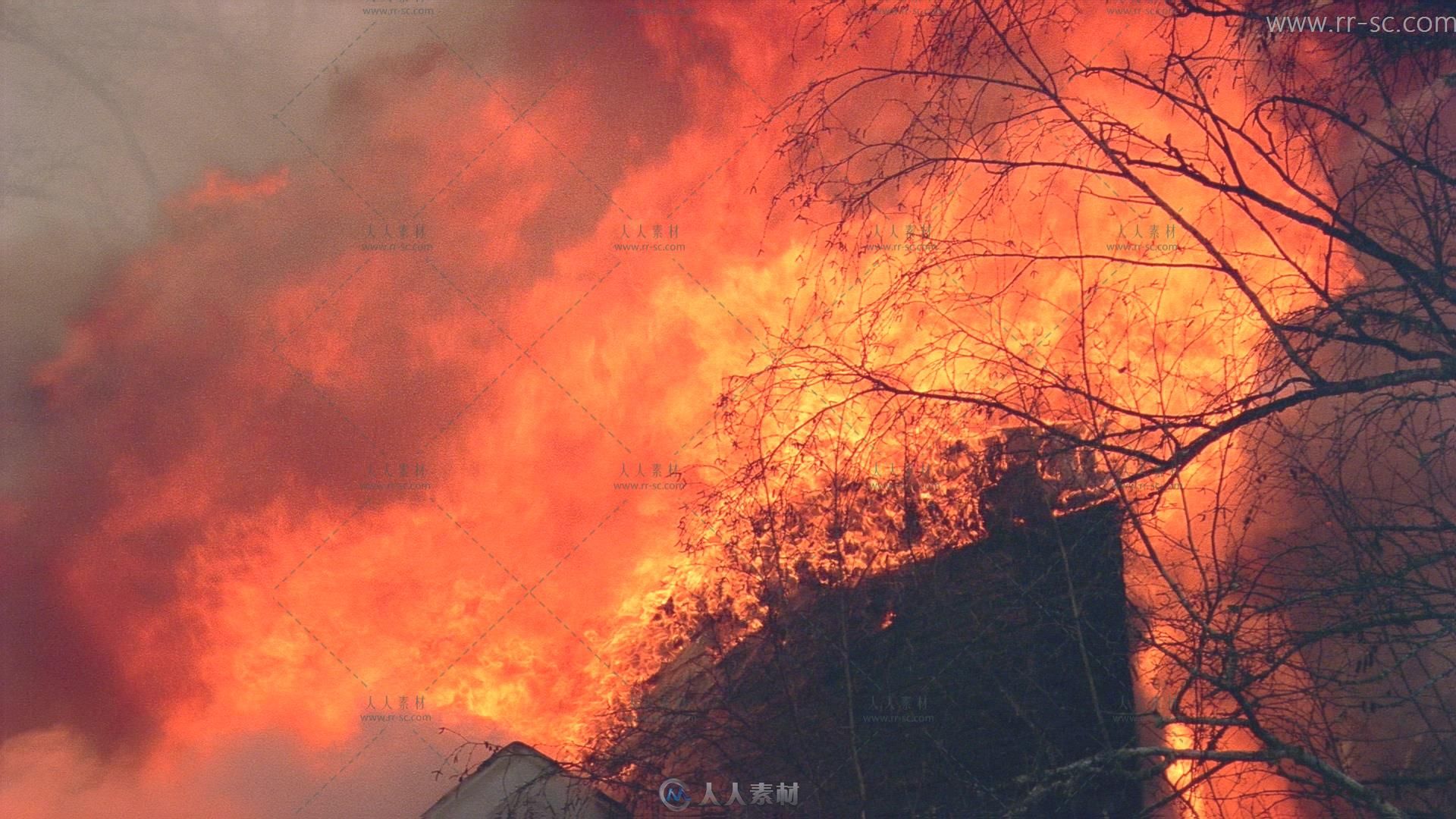 熊熊火焰烧毁建筑顶部结构高清火灾视频素材